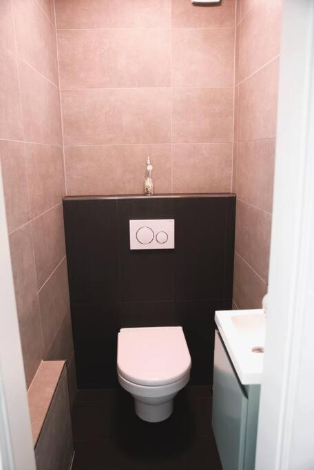 Charming Modern 2 Bedroom Apartment アルザンジャン エクステリア 写真
