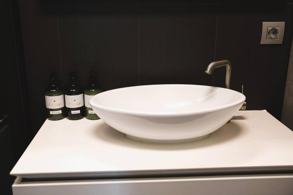 Charming Modern 2 Bedroom Apartment アルザンジャン エクステリア 写真
